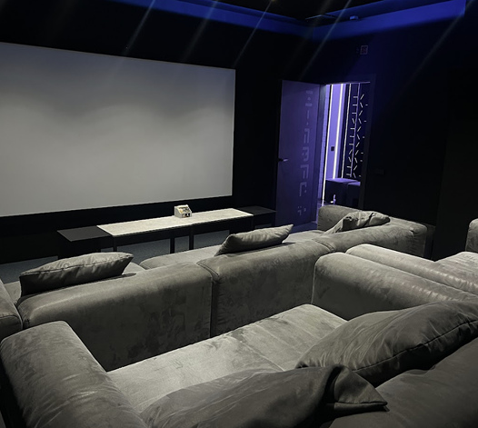 <font color="#ff9c00">CINEMA L1</font> — частный кинотеатр